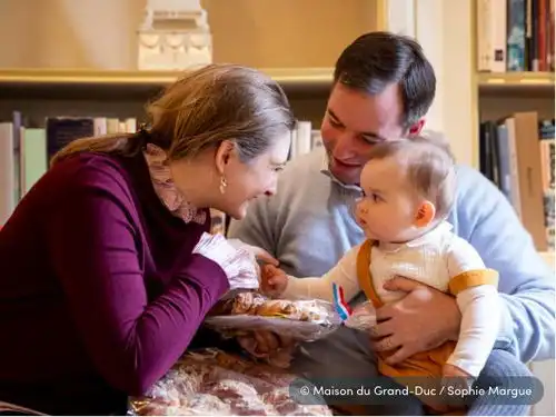  卢森堡小王子灵气十足偷吃妈妈脆饼表情好无辜,呆萌可爱挠人心