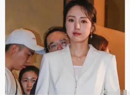  表情董璇一身白衣现身庭审现场,表情悲伤眼眶通红,失望情绪难以掩饰,看来...表情