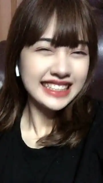  小姐姐的表情超可爱