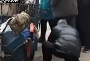  泰安女子街头强迫老人下跪详情脚踹老人态度嚣张