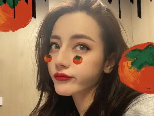  嘉行为艺人庆生,蛋糕造型简陋敷衍,有谁注意迪丽热巴的表情