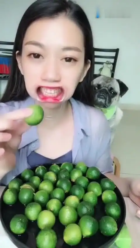  挑战面无表情吃柠檬,特别酸