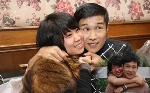  结婚14年仍甜如蜜小沈阳夫妇牵手轧马路,表情动作神同步