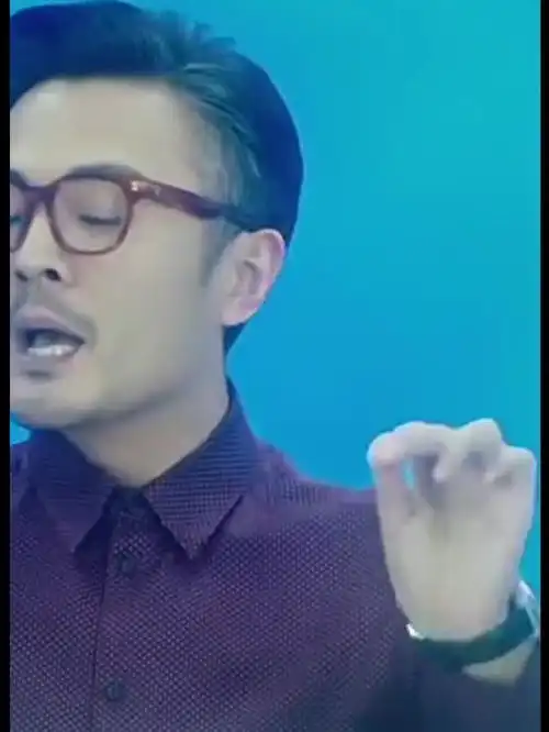  帅哥竟然带孩子洗脑不惹妈妈生气,宝宝的表情绝了