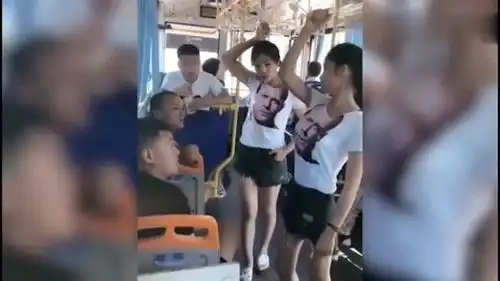  撞衫不可怕,可怕的是衣服上的表情不一样