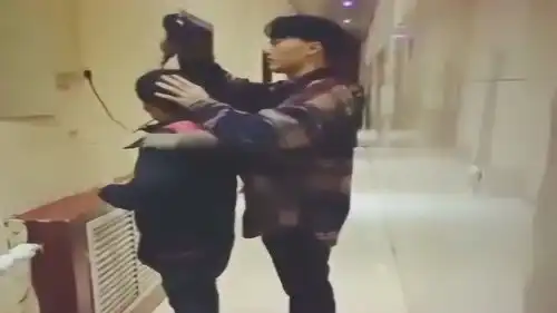  本以为父亲在给儿子吹头发,看到最后,小哥哥的表情让我很意外