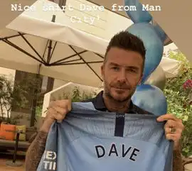  贝克汉姆父亲节收到了曼城球衣小七哈珀的礼物最暖心