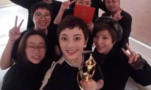  经纪人被艺人踹凳子赶下车娱乐圈4个畸形现象浮出水面