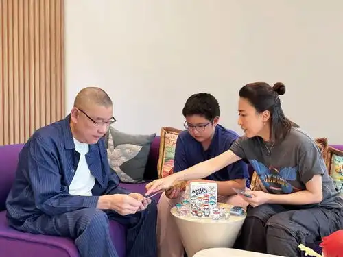  72岁刘銮雄罕露面,支持10岁儿子创业,表情呆滞成甘比拍照背景板