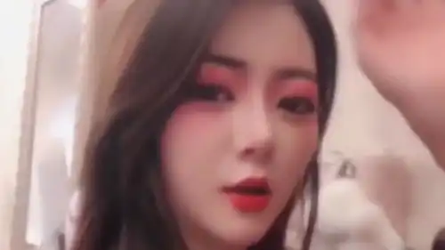  小姐姐表情太到位了,网友来毁了我吧