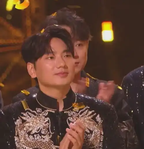  那英拿下歌王瞬间,众人表情耐人寻味,业内评其历届唱功最弱歌王