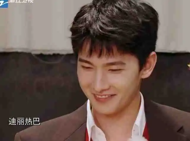  荣耀夫妇成真杨洋被发现是热巴铁粉,两人曾晒同款酒店照