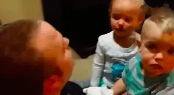  双胞胎姐弟看见爸爸刮掉胡须之后,他们脸上表情是这样的