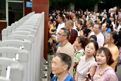  表情四川高考表情包高考妹妹与姐姐拥抱一人落泪一人甜笑腾讯网表情
