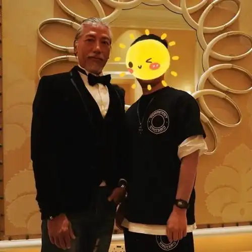  型57岁东升耀扬乌鸦出席澳门饭局,发须全白与红裙女合唱