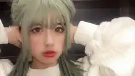  秃头女孩的第一次红棕色施华蔻染发尝试染出来感觉有点偏紫