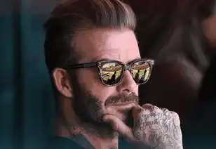  贝克汉姆退役后人气不减,背着小七哈珀的书包被路人合影