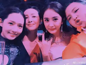  时代姐妹花搞怪自拍合照预祝杨幂生日快乐
