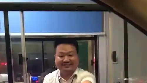  高速收费站的工作人员太热情了,大哥这表情有点魔性,太逗了吧