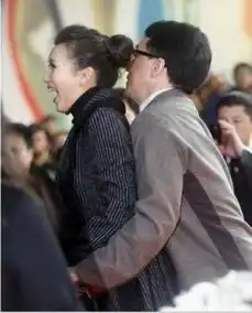 女儿为他闹自杀,儿子去吸毒,他却天天揩油女星 女儿为他闹自杀,儿子去吸毒,他却天天揩油女星