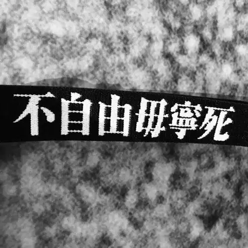 qq表情搞笑带字的图片桌