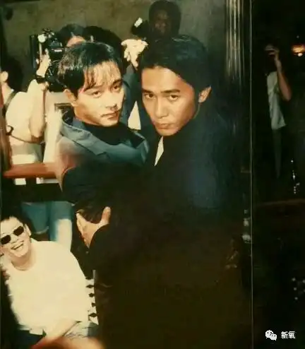  跟在刘嘉玲背后的梁朝伟是啥表情哦莫非偶遇了张曼玉