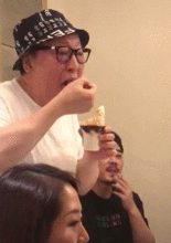  倪大红喊美女蔡根花宝贝后害羞,吃油辣椒冰激凌后表情包不断