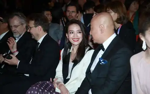  舒淇西装配长裙黑白经典显大气与徐峥热聊大笑变表情包