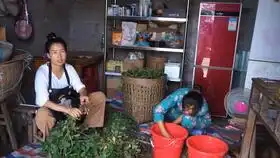  翠花进城打耳洞,小姐姐直接用耳钉打穿,为了美也是拼了,表情失去控制看着太酸爽