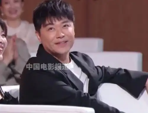  王宝强获奖黄渤表情耐人寻味,台下谁是真兄弟一目了然