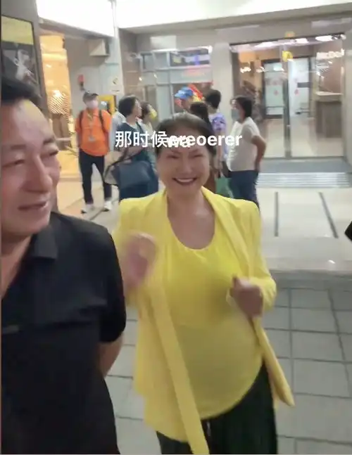  汪小菲带父亲回台湾,汪爸爸被s妈亲密搭肩神情微妙,网友直呼心疼张兰