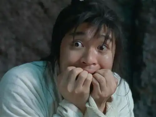  周星驰为哪吒2宣传,大胆cos哪吒造型,旁边林子聪的表情亮了