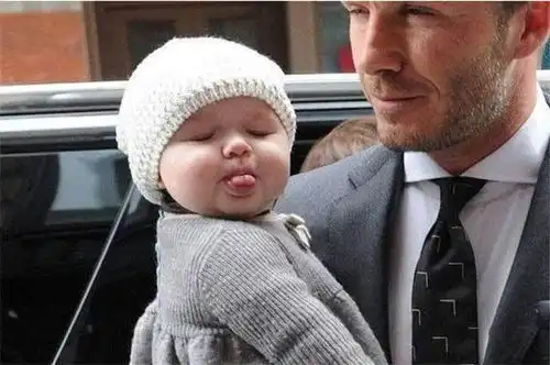  贝克汉姆女儿才7岁,却美成公主范,父女俩甜蜜互动