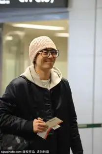  朱亚文亮相机场笑容明朗表情搞怪亲切打招呼