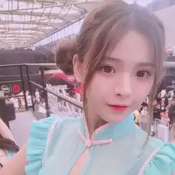  杨超越看到李易峰手不知往哪放网友这表情都可以做表情包了