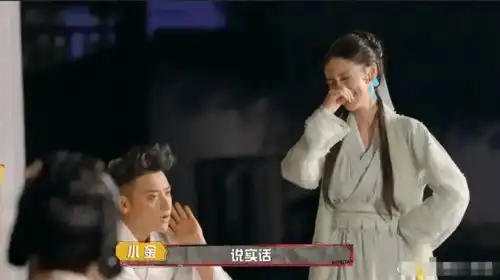  黄晓明与儿子久违同框,小海绵坐拉杆箱上乖巧软萌,画面十分有爱