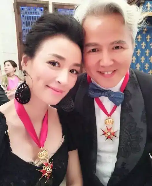  张庭夫妇纳税21亿,豪宅曝光,房里全是鞋还带空中花园,对面的黄圣依表情亮了徐峥