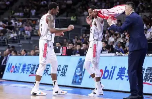  场边昏昏欲睡,广东两百万美金签下就让他来当观众的