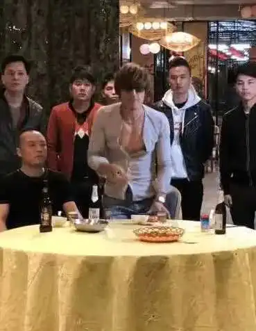  乌鸦张耀扬掀桌子视频重现江湖,一夜间数十万粉丝网上点赞