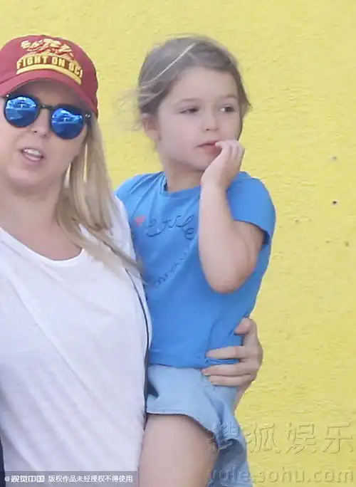 小七出街获哥哥护花独享保姆怀中专宠萌态足 小七出街获哥哥护花独享保姆怀中专宠萌态足