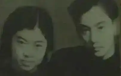  张柏芝爸爸生日罕露面光头眼睛浮肿胡子半白,被女儿亲表情严肃