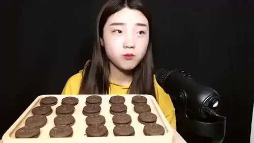 鬼脸小饼干,看小姐姐的表情貌似很好吃哦 鬼脸小饼干,看小姐姐的表情貌似很好吃哦