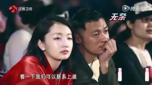  余文乐一脸无奈表情,周冬雨纯真被逗笑,两人互动失败