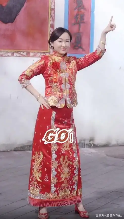  霍思燕穿婚服跳舞,化淡妆五官寡淡,40岁身材发福但衣品明显提升
