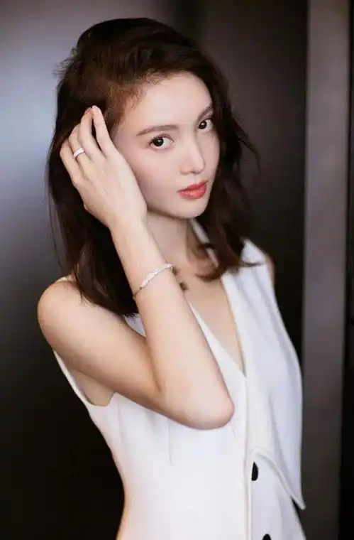  金晨与贾乃亮传绯闻,再与李易峰进出同一公寓,她的感情让人担忧