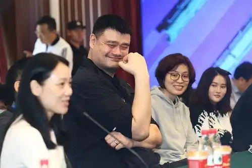  叶莉透露姚明背后的女人不是她,大姚笑出表情包,两人当众撒狗粮