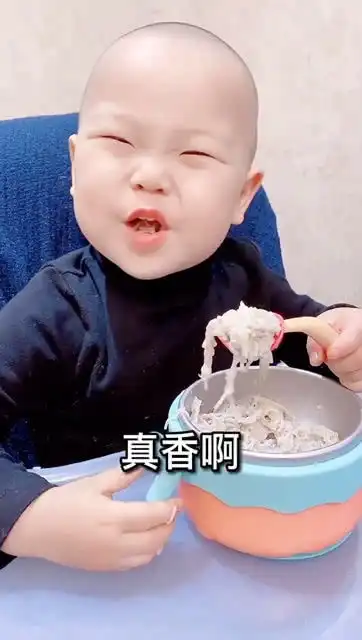  这表情也不知道跟谁学的,一碗面条就把小橙子收买了