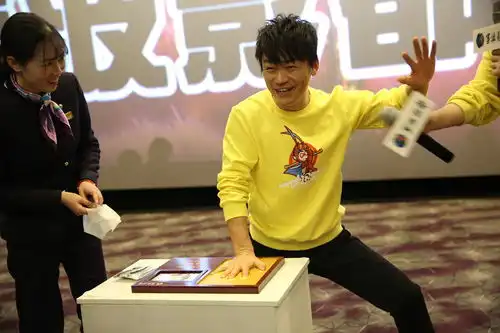  大闹天竺路演王宝强秀表情包玩不停