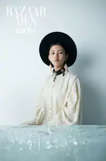  杨超越登男刊封面一改甜美头发盘起面无表情眼神犀利