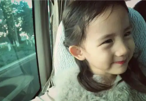  孙莉晒女儿多妹卖萌照,5岁的多妹长大了不少,越来越可爱了
